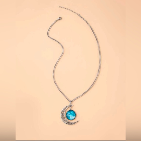 Moon Pendant Necklace that lights up - Picture 3 of 5